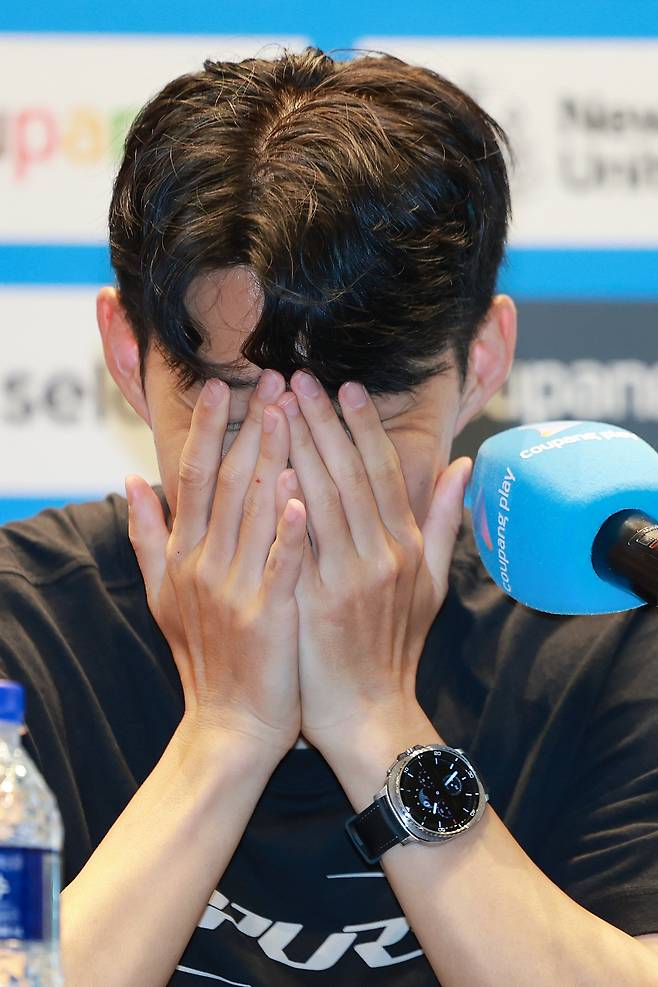 손흥민은 감정이 북받쳐 두 손으로 얼굴을 감싸고 한동안 말을 잇지 못했다. [연합뉴스]