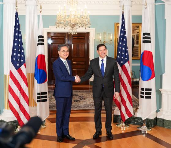 조현 외교부 장관이 지난달 31일(현지시간) 미국 워싱턴DC 국무부에서 마코 루비오 국무부 장관과 악수하고 있다.외교부