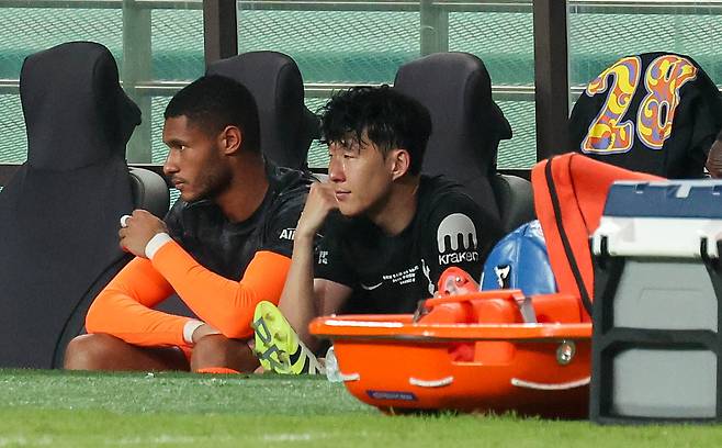 토트넘 고별전에서 교체아웃된 손흥민(오른쪽)이 벤치에서 뜨거운 눈물을 흘리고 있다. 우상조 기자