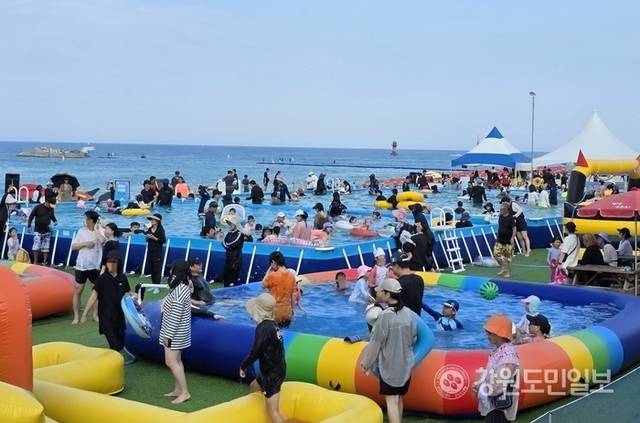 ▲ 지난 2일 오후 강릉 경포해수욕장 해수풀장에서 가족 단위 피서객들이 물놀이하며 더위를 식히고 있다. 황선우 기자