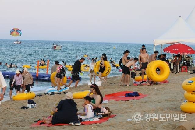 ▲ 지난 2일 오후 강릉 경포해수욕장에서 피서객들이 해수욕을 즐기며 더위를 식히고 있다. 황선우 기자
