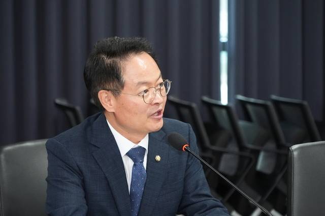 ▲ 더불어민주당 허영(춘천·철원·화천·양구 갑) 의원은 3일 “새마을금고가 권역외 대출을 관리할 때 잔액 기준이 아닌 실제 약정액 기준으로 해야 한다”고 지적했다. 사진은 최근 국정기획위원회에서 발언하고 있는 허 의원 모습. 의원실 제공.