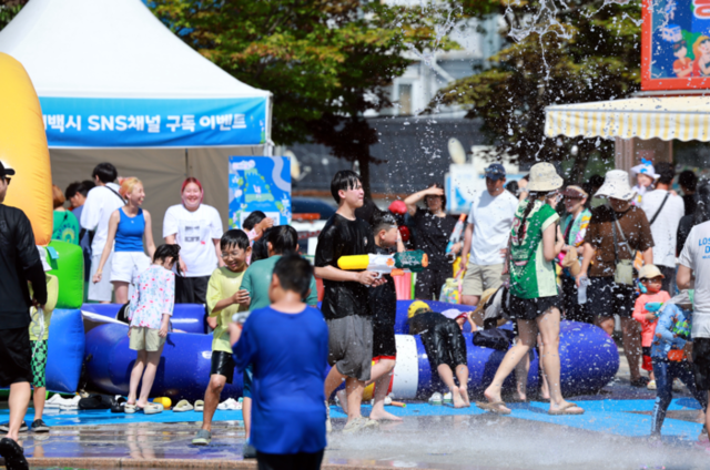 ▲ 지난 26일부터 태백 문화광장 및 황지연못 일원에서 개막된 ‘제10회 한강·낙동강 발원지 축제’와 지난 25일부터 태백산 당골광장 일원에서 시작된 ‘2025 태백 쿨 시네마 페스티벌’이 시민과 관광객들의 뜨거운 호응 속에 3일 마무리됐다. 발원지 축제 선선워터나잇 2일차 모습. 발원지 축제 태백문화광장·황지연못 스케치.