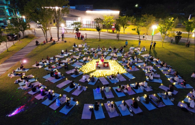 ▲ 지난 26일부터 태백 문화광장 및 황지연못 일원에서 개막된 ‘제10회 한강·낙동강 발원지 축제’와 지난 25일부터 태백산 당골광장 일원에서 시작된 ‘2025 태백 쿨 시네마 페스티벌’이 시민과 관광객들의 뜨거운 호응 속에 3일 마무리됐다. 오로라파크 별빛이 내리는 요가.