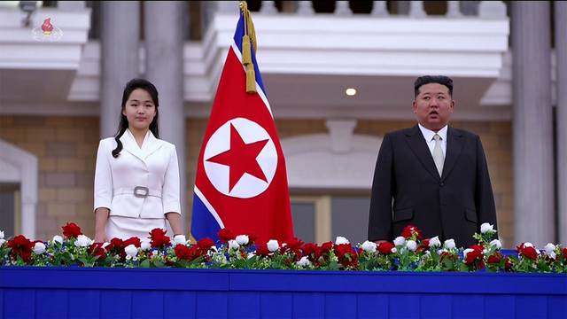 ▲ 김정은 북한 국무위원장이 지난 6월 24일 원산갈마해안관광지구 준공식에 참석하면서 딸 주애와 동행한 모습 [조선중앙TV화면=연합뉴스]