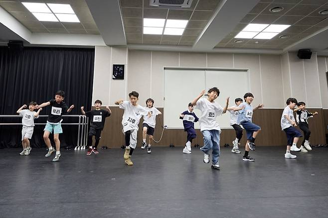 뮤지컬 '빌리 엘리어트'의 빌리, 마이클 역 후보 아이들이 지난달 31일 서울 양재동 신시컴퍼니 연습실에서 스트릿 댄스를 추고 있다./사진=신시컴퍼니