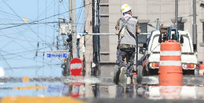 폭염이 이어진 지난 7월 9일 대구의 한 공사장 인근에서 노동자가 이동하고 있다. 연합뉴스