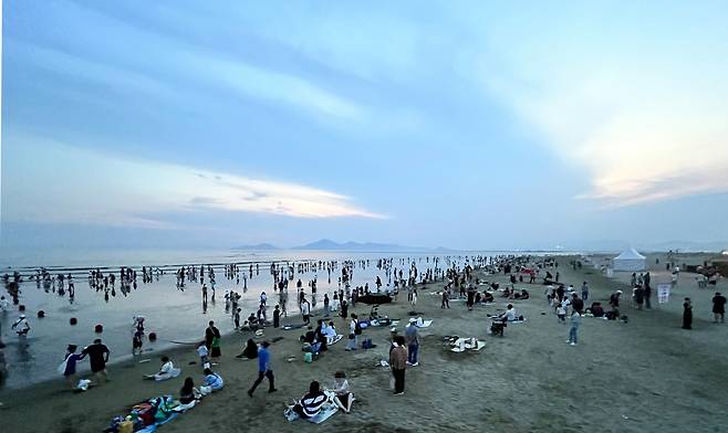 지난 2일 오후 부산 사하구 다대포해수욕장이 피서 인파로 북적이고 있다.  연합뉴스