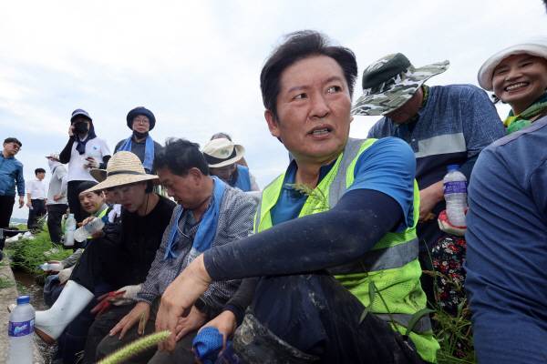 더불어민주당 정청래 대표가 3일 오전 전남 나주시 노안면 오이농가를 찾아 수해복구 작업 뒤 휴식을 취하고 있다. 연합뉴스