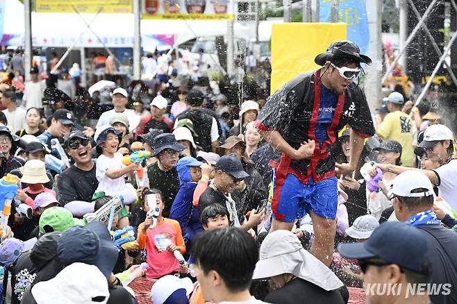 1일 강원 평창군 대관령면 송천 일원에서 열린 '더위사냥축제'에서 참가자들이 물총 싸움을 즐기며 한여름 무더위를 날리고 있다. (사진=평창군)