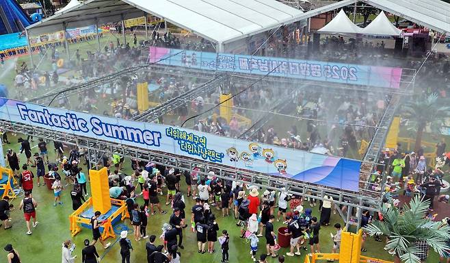 여름 휴가 절정인 3일 오후 강원 평창군 대화면 땀띠공원 일원에서 열린 '2025 평창더위사냥축제'를 찾은 방문객들이 워터워를 즐기고 있다.