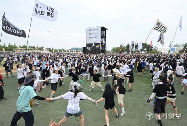 3일 인천 송도달빛축제공원에서 열린 '2025 인천펜타포트 락 페스티벌'에서 관람객들이 즐거운 시간을 보내고 있다.