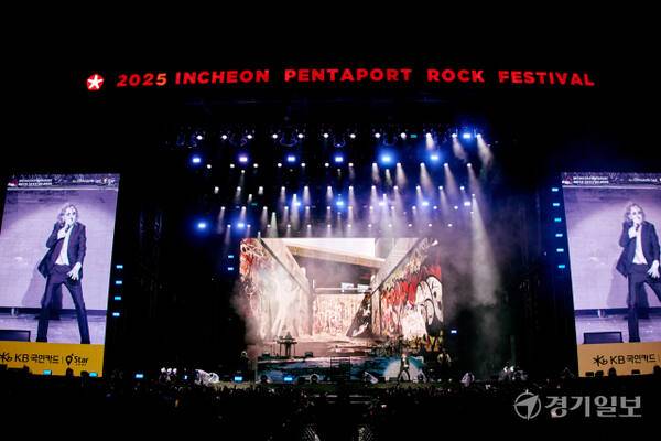 3일 인천 송도달빛축제공원에서 열린 '2025 인천펜타포트 락 페스티벌'에서 BECK이 열띤 공연을 펼치고 있다.