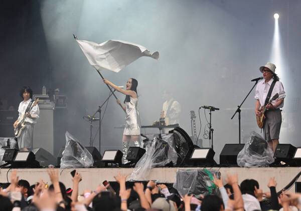 한국 혼성 밴드의 자존심 ‘자우림’이 인천펜타포트 락 페스티벌 3일차 메인무대에 깃발을 들고 등장했다. 조주현기자