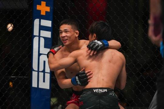 경기 후 다이라와 포옹하는 박현성(왼쪽). 사진[연합뉴스]