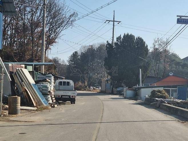 감정가 5천670원에 입찰에 부쳐져 1만원에 낙찰된 춘천의 0.091㎡ 규모 도로 공유지분 / 사진=지지옥션