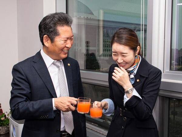 ▲ 2020년 11월 페이스북에서 강선우 의원의 후원을 독려하며 정청래 대표가 올렸던 사진. 본인 페이스북 갈무리
