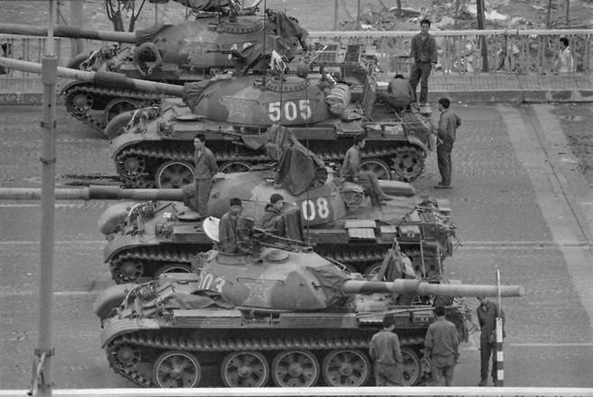 1989년 6월 베이징의 주요 교차로를 지키고 있는 탱크들.  (David Turnley/Getty Images)