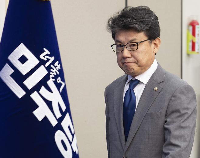 진성준 더불어민주당 정책위의장이 국회에서 열린 최고위원회의에 입장하고 있다. [사진 = 연합뉴스]