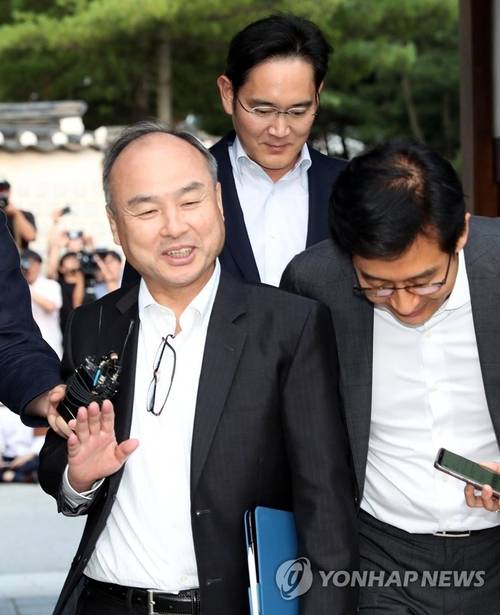 이재용 삼성전자 회장(당시 부회장)과 손정의 일본 소프트뱅크 그룹 회장이 2019년 7월 서울 성북구 한국가구박물관에서 만찬을 위해 회동장으로 들어서고 있다. [사진 = 연합뉴스]