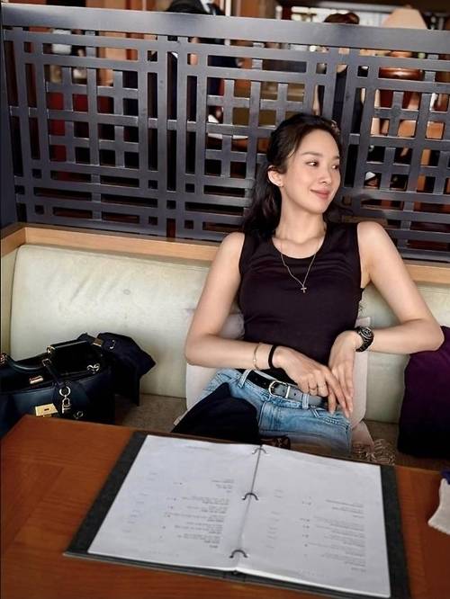 배우 이청아가 단정한 여름 일상룩으로 ‘예술 유전자’의 정수를 증명했다. 사진=이청아 SNS