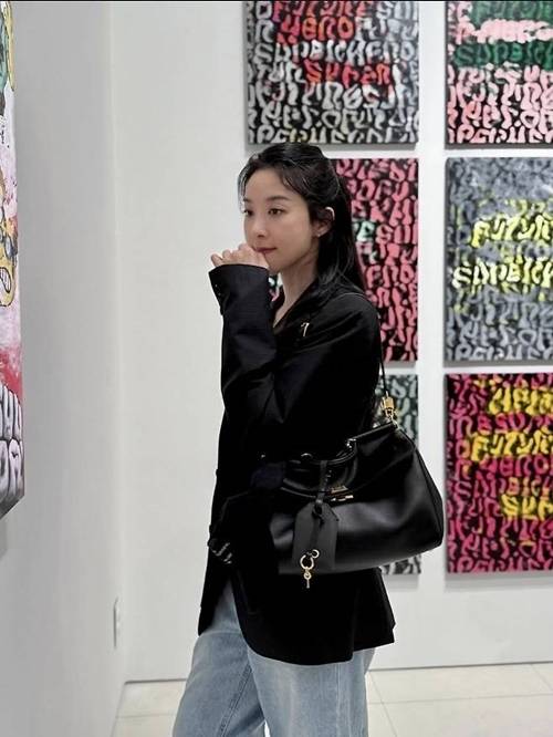 배우 이청아가 단정한 여름 일상룩으로 ‘예술 유전자’의 정수를 증명했다. 사진=이청아 SNS
