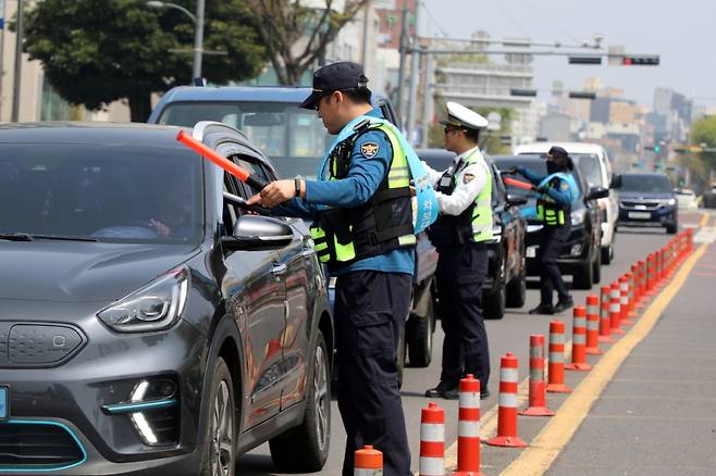 지난 4월10일 제주 서귀포시 1호광장 근처에서 경찰이 음주운전 단속을 하고 있다. 기사와는 상관 없음. /사진=뉴스1