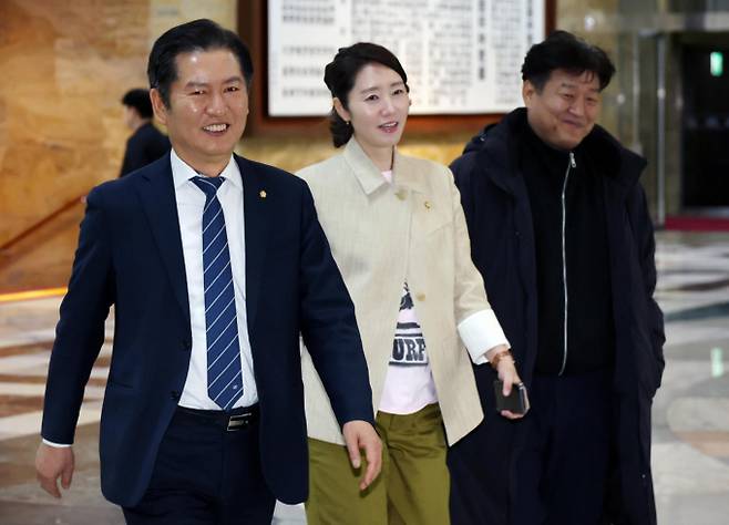 정청래(왼쪽부터) 더불어민주당 의원과 강선우, 양문석 의원이 지난 3월26일 오후 서울 여의도 국회에서 열린 비상의원총회에 참석하고 있다. /사진=뉴시스