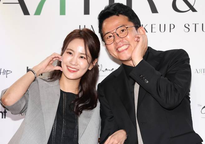 김준호·김지민 부부가 지난 4월22일 서울 강남구 한 카페에서 열린 ‘아티르 & 아르즈’ 오프닝 행사에 참석해 포즈를 취하고 있다. /사진=뉴스1