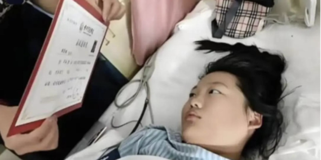장천난이 최근 대학 합격 소식을 듣고 의식을 되찾은 상황을 재연하고 있다.  말레이시아 유나이티드데일리 캡처