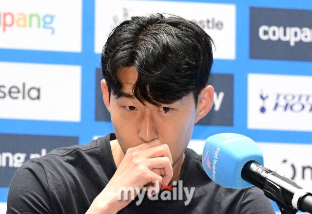 손흥민의 자신의 이적 사실을 말하기 전 고개를 숙인 채 말을 잇지 못하고 있다 / 여의도 = 유진형 기자 zolong@mydaily.co.kr