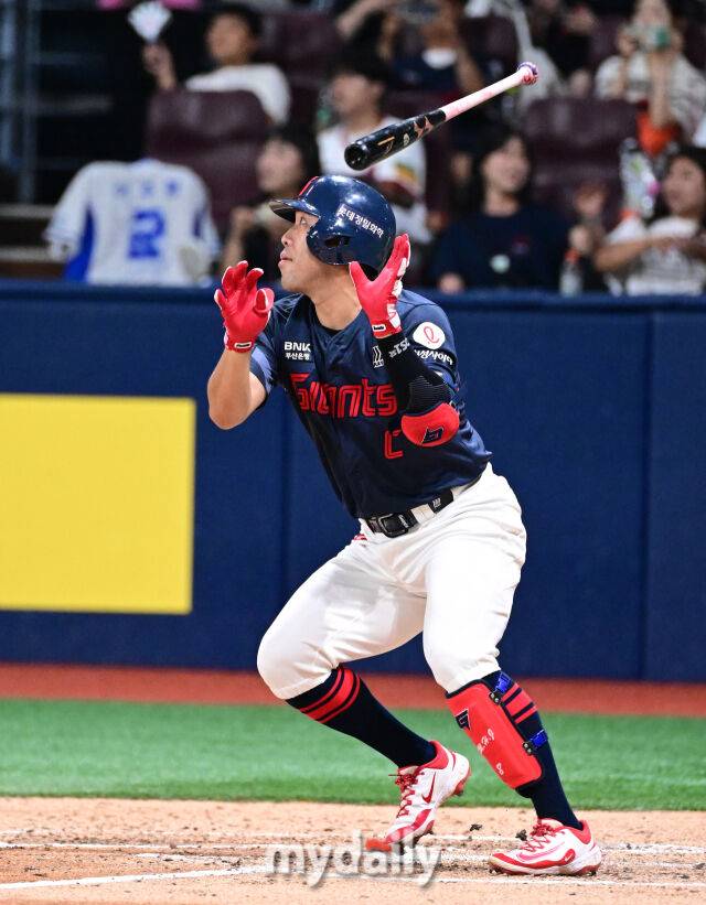 2025년 7월 24일 오후 서울 고척스카이돔에서 열린 '2025 신한 SOL뱅크 KBO 리그' 롯데 자이언츠와 키움 히어로즈의 경기.롯데 전준우가 6회초 1사 후 우익수 플라이를 치고 있다./마이데일리