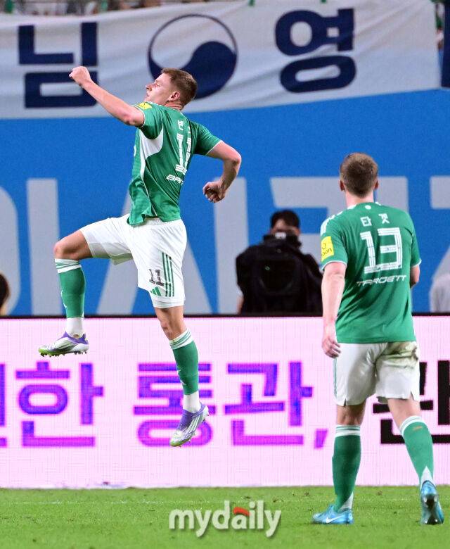 2025년 8월 3일 오후 서울월드컵경기장에서 쿠팡플레이 시리즈 '토트넘 홋스퍼 FC와 뉴캐슬 유나이티드 FC'의 경기가 열렸다. 뉴캐슬 반스가 동점골을 넣고 기뻐하고 있다./서울월드컵경기장=유진형 기자