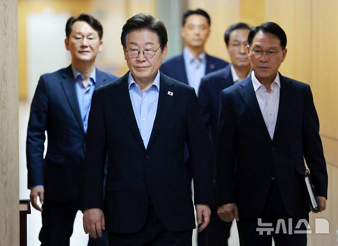 [서울=뉴시스] 고범준 기자 = 이재명 대통령이 31일 서울 용산 대통령실 청사에서 열린 제6차 수석보좌관회의에 입장하고 있다. 2025.07.31. bjko@newsis.com