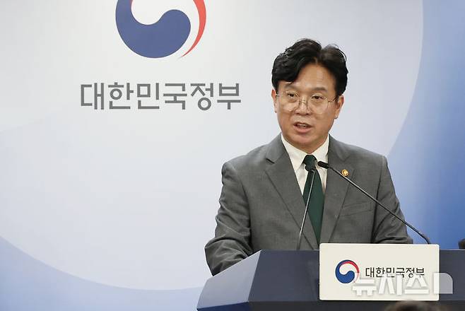 [서울=뉴시스] 김명원 기자 = 김영훈 고용노동부 장관이 29일 서울 종로구 정부서울청사에서 노조법 2·3조 개정안(노란봉투법) 등 노동조합 및 노동관계조정법 개정(안) 관련 브리핑을 하고 있다. 2025.07.29. kmx1105@newsis.com