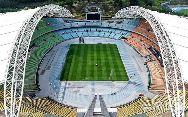 [대구=뉴시스] 이무열 기자 = 세계적인 축구 명문 구단 FC바르셀로나가 대구FC와의 친선경기를 위해 대구를 찾는다.지난 6월17일 대구 수성구 대구스타디움 경기장에서 체육시설관리부 관계자들이 잔디 보수 작업을 하고 있다. 2025.06.17. lmy@newsis.com