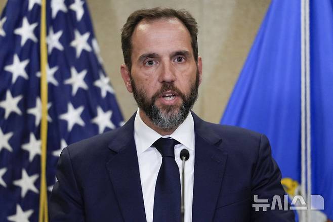 [워싱턴=AP/뉴시스]잭 스미스 미 특별검사가 2023년 8월1일 워싱턴의 미 법무부에서 도널드 트럼프 전 미 대통령 기소에 대해 언론에 설명하고 있다. 그는  2020년 미 대선 결과 번복 시도와  국가기밀문서를 마러라고 사저에 보관한 혐의등 2건의 기소를 취하하고 자진 사임했지만 트럼프 정부는 그에 대한 수사를 시작했다. 2025. 08.03.