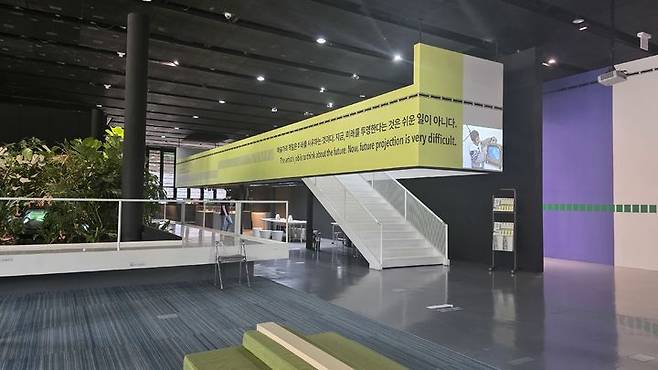 [사진=박현주 미술전문기자]백남준아트센터 1층 전경. 백남준이 화면에서 계속 말하고 움직이는 백남준의 집이다. 2025.08.01 hyun@newsis.com *재판매 및 DB 금지