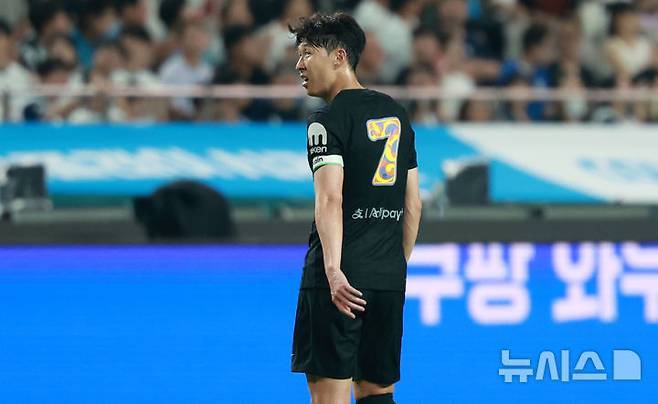 [서울=뉴시스] 이영환 기자 = 3일 오후 서울 마포구 서울월드컵경기장에 열린 2025 쿠팡플레이시리즈 뉴캐슬 유나이티드와 토트넘 홋스퍼의 경기 전반전, 뉴캐슬 하비 반스가 동점골을 넣자 토트넘 손흥민이 아쉬워 하고 있다. 2025.08.03. 20hwan@newsis.com