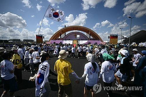 '젊은이의 희년' 행사의 한국 참가자들 (로마 AFP=연합뉴스) 2일(현지시간) '젊은이의 희년' 철야기도가 열리는 이탈리아 로마 동부 토르 베르가타에서 한국에서 온 참석자들이 춤을 추고 있다.