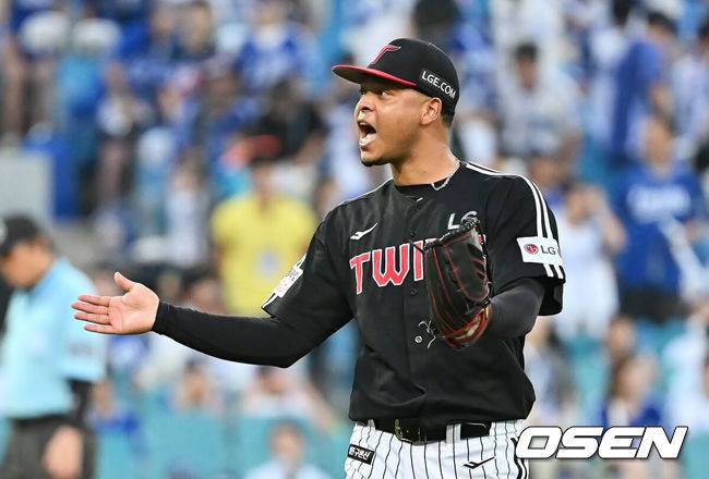 [OSEN=대구, 이석우 기자] 2일 대구삼성라이온즈파크에서 2025 신한 SOL 뱅크 KBO 리그 삼성 라이온즈와 LG 트윈스의 경기가 열렸다. 홈팀 삼성은 원태인이, 방문팀 LG는 에르난데스가 선발 출전했다. LG 트윈스 선발 투수 에르난데스가 4회말 2사 1,2루 삼성 라이온즈 김태훈을 삼진으로 잡고 환호하고 있다. 2025.08.02 / foto0307@osen.co.kr