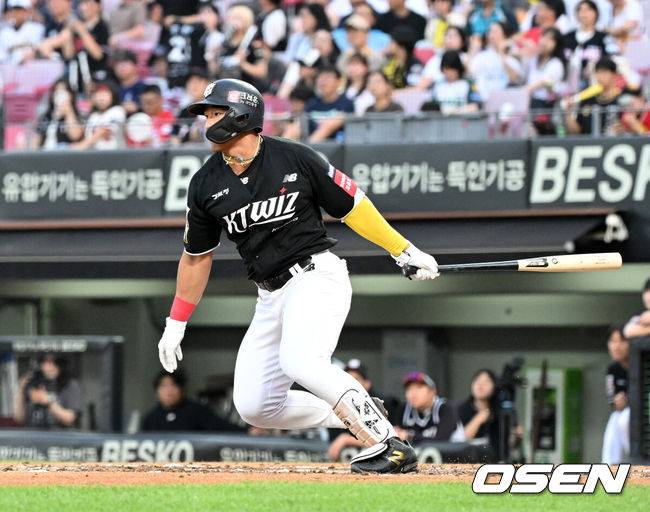 [OSEN=광주, 이대선 기자] 18일 오후 광주-기아 챔피언스필드에서 2025 신한 SOL Bank KBO리그 KIA 타이거즈와 KT 위즈의 경기가 열렸다.KIA는 윤영철, KT는 소형준을 선발 투수로 내세웠다.4회초 무사에서 KT 안현민이 좌전 안타를 치고 있다. 2025.06.18 /sunday@osen.co.kr