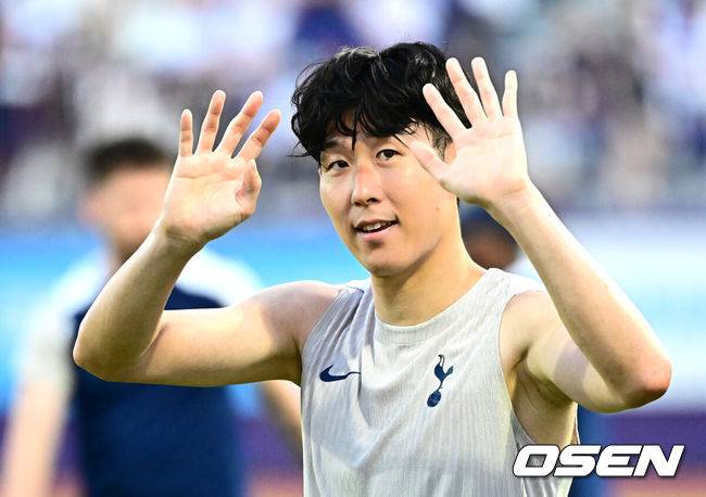 [OSEN=안양, 지형준 기자] 2일 오후 안양종합운동장에서&nbsp;‘2025&nbsp;쿠팡플레이 시리즈’ 토트넘 훗스퍼 오픈 트레이닝이 열렸다.이날 오전에 열린 기자회견에서 손흥민은 토트넘과 이별을 발표했다. 토트넘은 3일 오후 8시 서울월드컵경기장에서 쿠팡플레이 시리즈 2차전 뉴캐슬 유나이티드와 친선 경기를 가진다. 손흥민의 토트넘 소속 마지막 경기일 수도 있다.손흥민이 훈련을 마치고 팬들에게 인사를 하고 있다. 2025.08.02 / jpnews@osen.co.kr