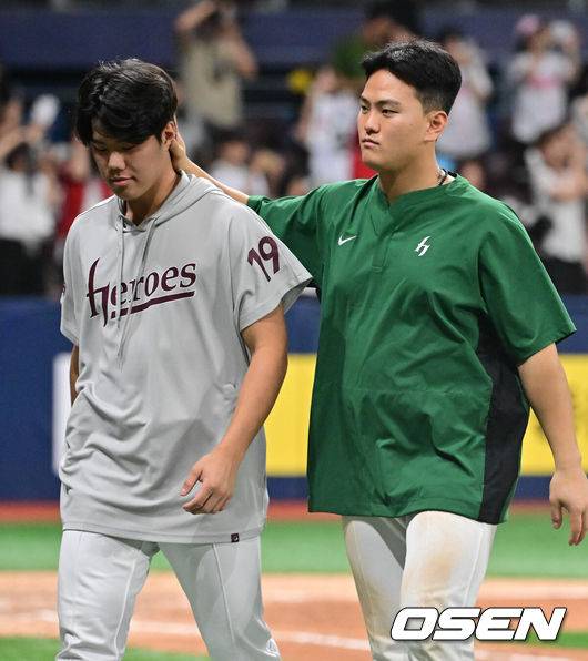 [OSEN=고척, 박준형 기자] 프로야구 롯데 자이언츠가 짜릿한 역전승으로 주말 3연전 1승 1패 균형을 맞췄다. 키움 히어로즈 김윤하는 16연패 탈출까지 아웃카운트 하나만 남겨뒀지만 팀이 충격적인 역전패를 당하고 말았다.롯데는 2일 서울 고척스카이돔에서 열린 ‘2025 신한은행 SOL Bank KBO리그’ 키움과의 경기에서 3-2 역전승을 거뒀다. 이날 승리로 주말 3연전 1승 1패 균형을 맞추는데 성공했다.&nbsp;경기종료 후 키움 김건희가 승리를 놓친 김윤하를 다독이고 있다.   2025.08.02 / soul1014@osen.co.kr