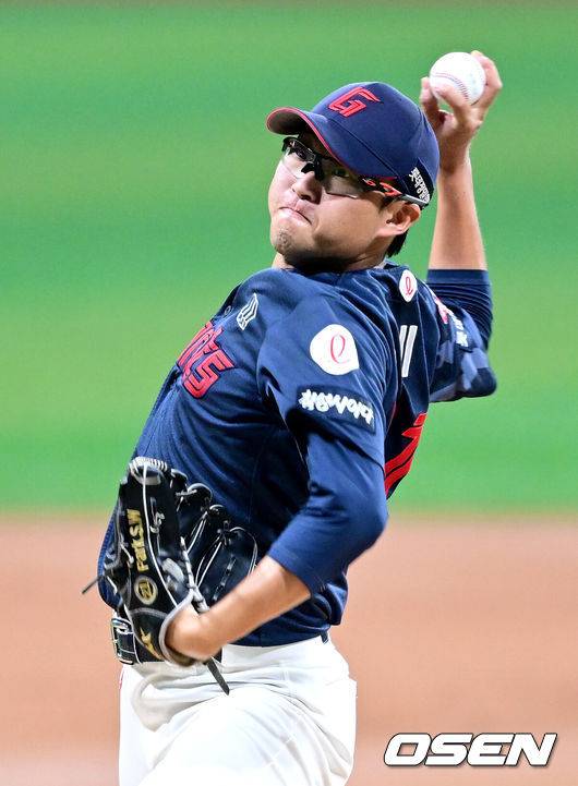 [OSEN=고척, 최규한 기자] 3일 오후 서울 고척스카이돔에서 ‘2025 신한 SOL Bank KBO리그’ 키움 히어로즈와 롯데 자이언츠의 경기가 열렸다.홈팀 키움은 정세영, 방문팀 롯데는 박세웅을 선발로 내세웠다.1회말 롯데 선발 박세웅이 힘차게 공을 뿌리고 있다. 2025.08.03 / dreamer@osen.co.kr