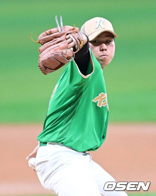 [OSEN=고척, 최규한 기자] 3일 오후 서울 고척스카이돔에서 ‘2025 신한 SOL Bank KBO리그’ 키움 히어로즈와 롯데 자이언츠의 경기가 열렸다.홈팀 키움은 정세영, 방문팀 롯데는 박세웅을 선발로 내세웠다.1회초 키움 선발 정세영이 힘차게 공을 뿌리고 있다. 2025.08.03 / dreamer@osen.co.kr