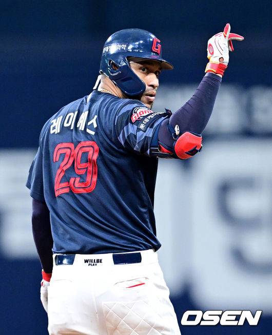 [OSEN=고척, 최규한 기자] 3일 오후 서울 고척스카이돔에서 ‘2025 신한 SOL Bank KBO리그’ 키움 히어로즈와 롯데 자이언츠의 경기가 열렸다.홈팀 키움은 정세영, 방문팀 롯데는 박세웅을 선발로 내세웠다.3회초 1사 1, 2루 상황 롯데 레이예슥 달아나는 1타점 2루타를 날리고 2루에 안착해 기뻐하고 있다. 2025.08.03 / dreamer@osen.co.kr