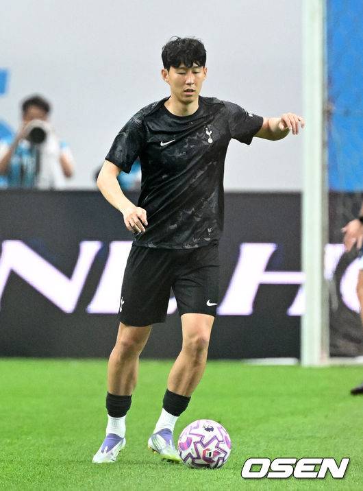 [OSEN=서울월드컵경기장, 이대선 기자] 3일 오후 서울월드컵경기장에서 쿠팡플레이 시리즈 2025&nbsp;2경기, 토트넘 홋스퍼 FC와 뉴캐슬 유나이티드 FC의 프리시즌 친선경기가 열렸다.토트넘 손흥민의 고별전이자 양민혁과 뉴캐슬 박승수의 맞대결로 주목받는 이번 경기는 단순한 프리시즌 친선경기가 아닌, 전설의 마지막, 신예의 등장 교차점이라는 특별한 의미가 더해진다.경기에 앞서 토트넘 홋스퍼 손흥민이 훈련을 하고 있다. 2025.08.03 /sunday@osen.co.kr