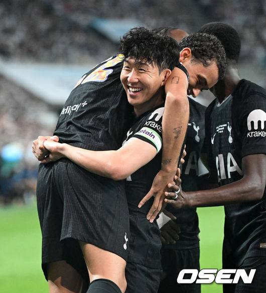 [OSEN=서울월드컵경기장, 이대선 기자] 3일 오후 서울월드컵경기장에서 쿠팡플레이 시리즈 2025&nbsp;2경기, 토트넘 홋스퍼 FC와 뉴캐슬 유나이티드 FC의 프리시즌 친선경기가 열렸다.토트넘 손흥민의 고별전이자 양민혁과 뉴캐슬 박승수의 맞대결로 주목받는 이번 경기는 단순한 프리시즌 친선경기가 아닌, 전설의 마지막, 신예의 등장 교차점이라는 특별한 의미가 더해진다.전반 토트넘 홋스퍼 손흥민이 선제골을 기록한 브레넌 존슨과 환호하고 있다. 2025.08.03 /sunday@osen.co.kr