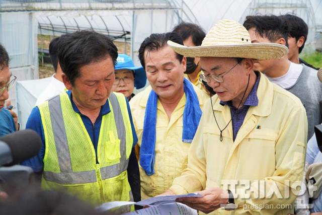 ▲윤병태 나주시장(오른쪽)이 정청래 더불어민주당 대표(왼쪽)에게 신속한 복구와 재발 방지를 위해 특별재난지역 선포 등을 건의하고 있다.2025.8.03ⓒ나주시